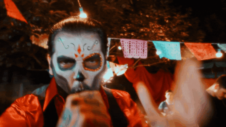 vitor caveira cantando (1)