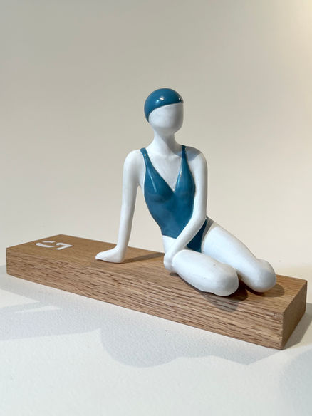 #beatricepessonTruelle #pesson #sculpture #résine #artistecontemporain #frenchartist piscine plonger plongeur océan mer couleur maillot de bain #molitor méditation yoga
