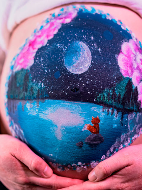 Bellypaint en Bogotá con diseño galaxia y luna en embarazo, pintura artística para maternidad y fotos, bellypaint bogota, belly paint, bellypait, embarzo