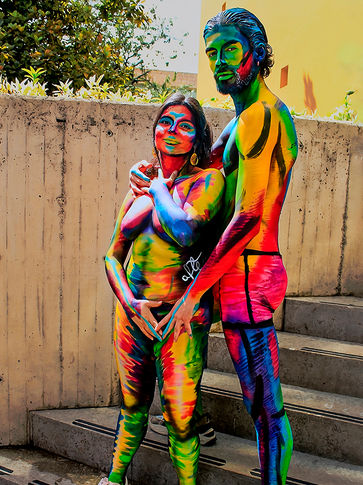 Bodypaint en pareja en Bogotá con diseño colorido y artístico, pintura corporal profesional para fotografia creativa, bodypaint bogota, body art pareja, bodypait