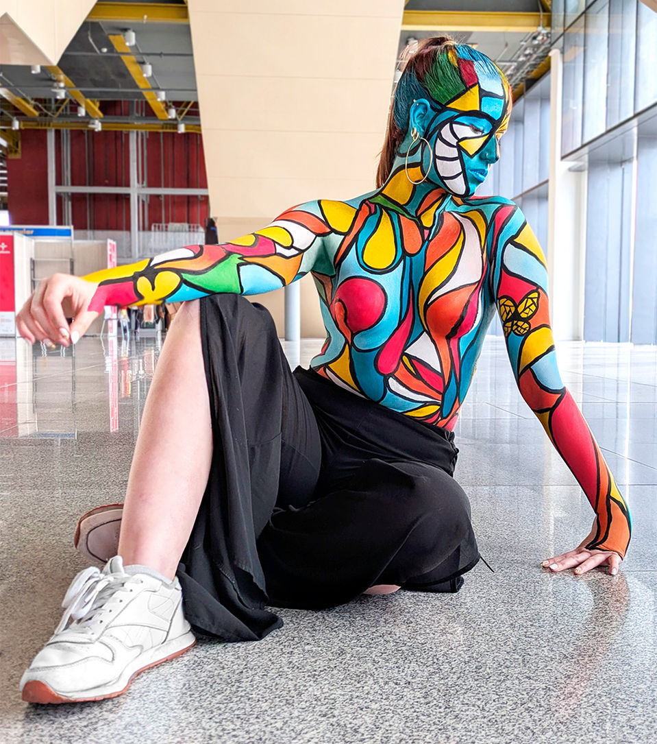 Bodypaint artístico en Bogotá con diseño colorido y detallado. Pintura corporal profesional para fotografía y proyectos creativos personalizados.