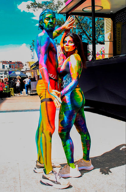 Bodypaint en vivo en Bogotá para eventos y activaciones de marca. Creamos experiencias visuales impactantes que conectan con el público. body paint pareja