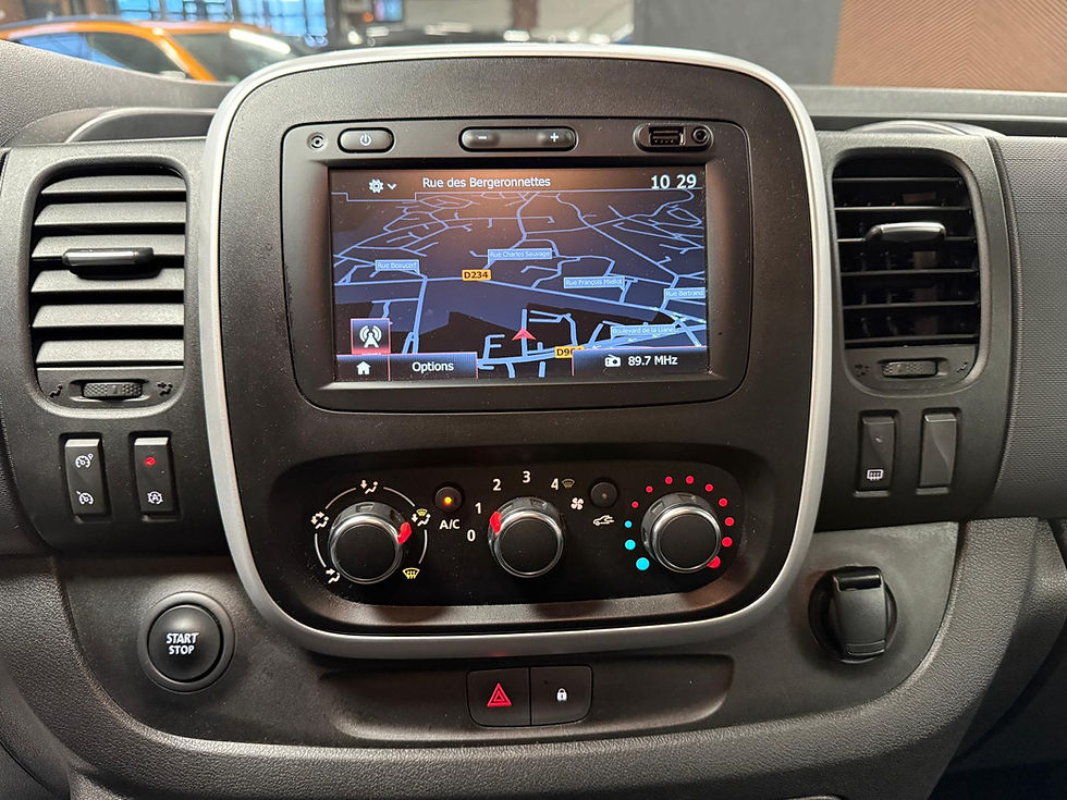 Miniature : RENAULT TRAFIC III COMBI L1 2.0 DCI 145 CV TVA CARPLAY 9 PLACES