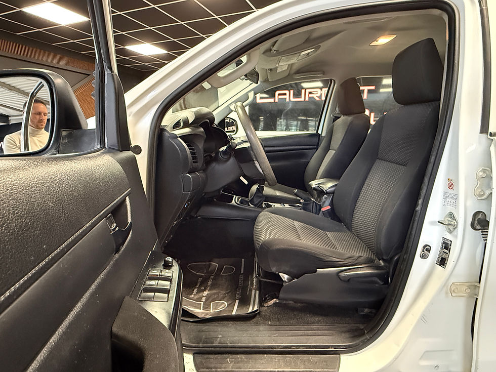 Miniature : TOYOTA HILUX 2.4 D-4D 150 CV 4WD / DOUBLE CABINE / 5 PLACES / ATTELAGE / TVA