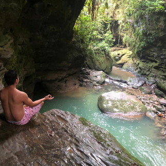 Persona meditando en la cima de la Peña del Gran Cañón de Cotundo, antes de saltar hacia la refrescante poza de agua