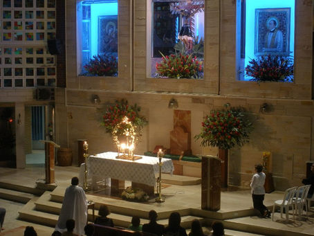 Entre pies e incienso- Crónica