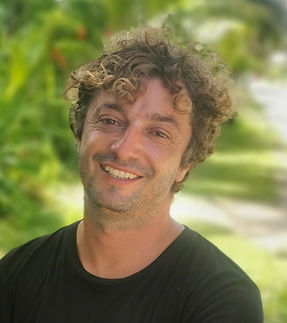 Manuel Carcedo, shaper planche de surf en bois Dirty Hippies Surfboards