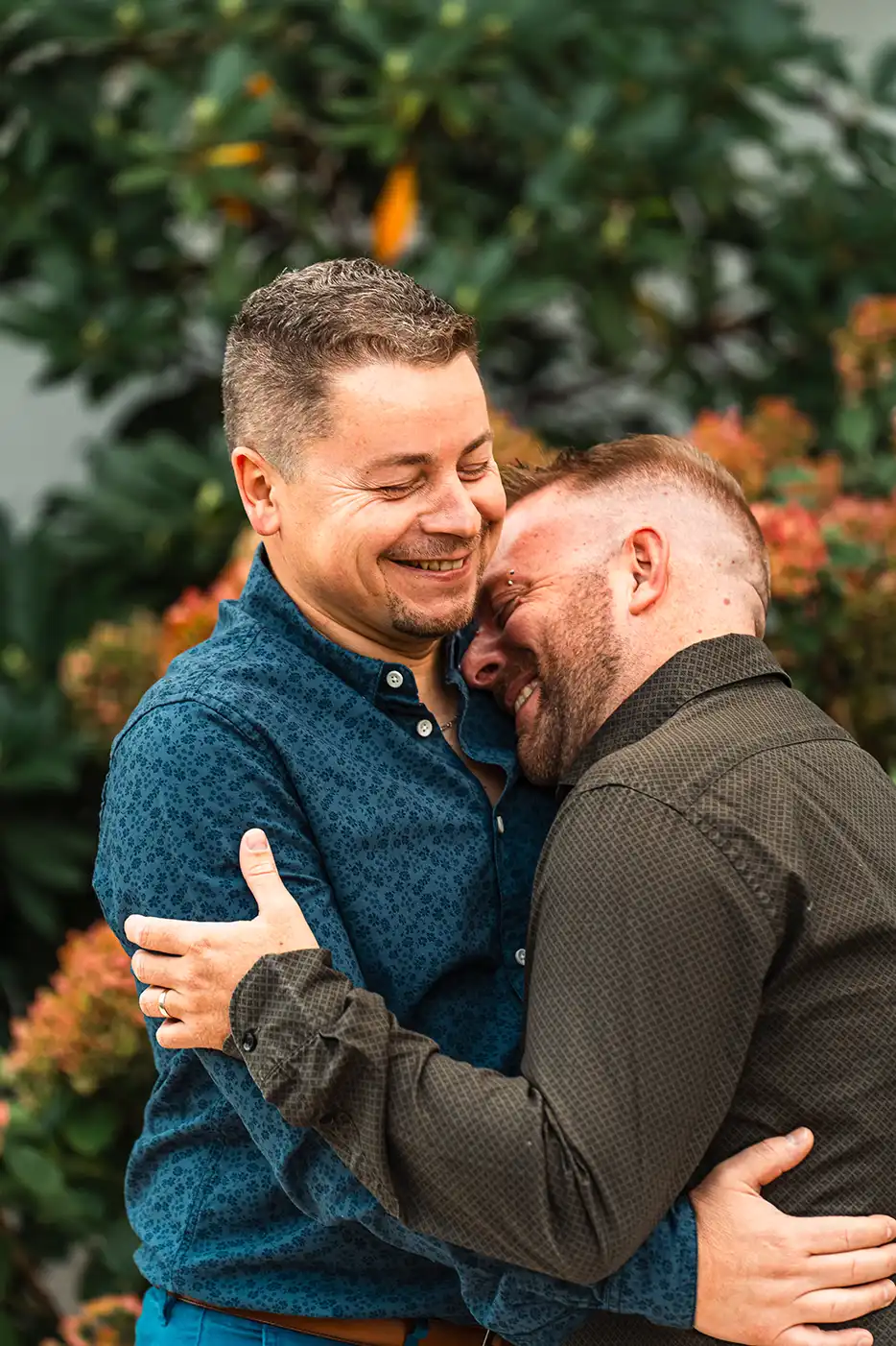 portrait d'un couple d'homme se faisant un calin en souriant