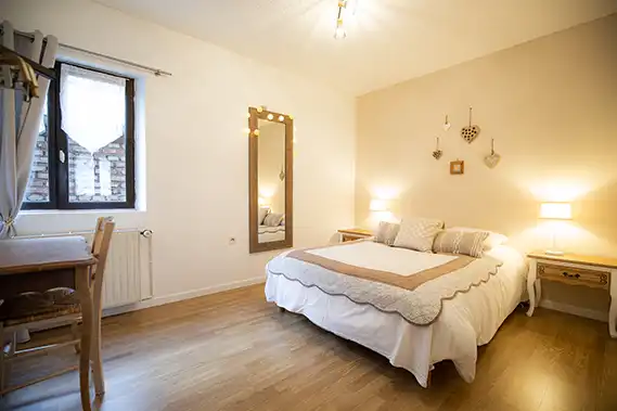 Photo immobilier montrant un grand lit dans une chambre d'hôte