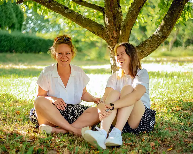 Photo de famille montrant deux soeurs assis sous un arbre