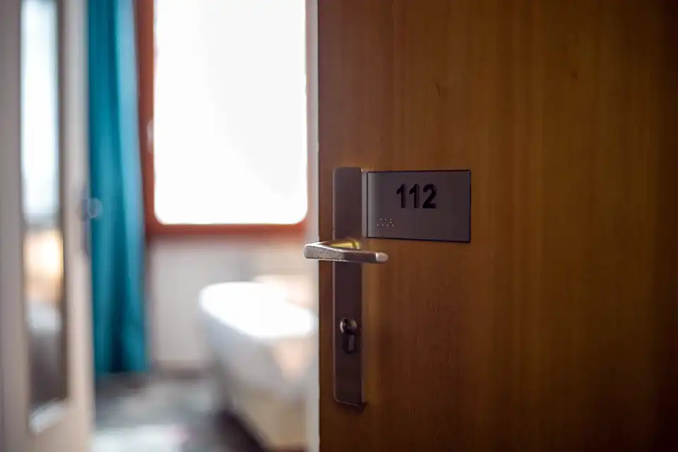 Photo immobilier montrant une porte de chambre d'hôtel