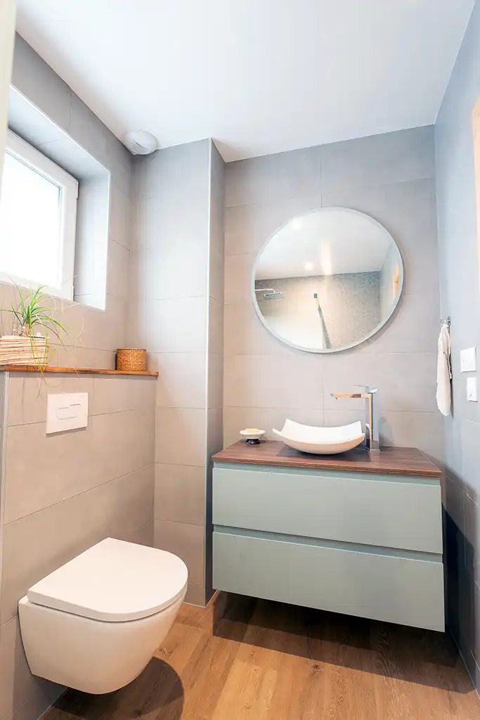 Photo immobilière montrant des toilettes