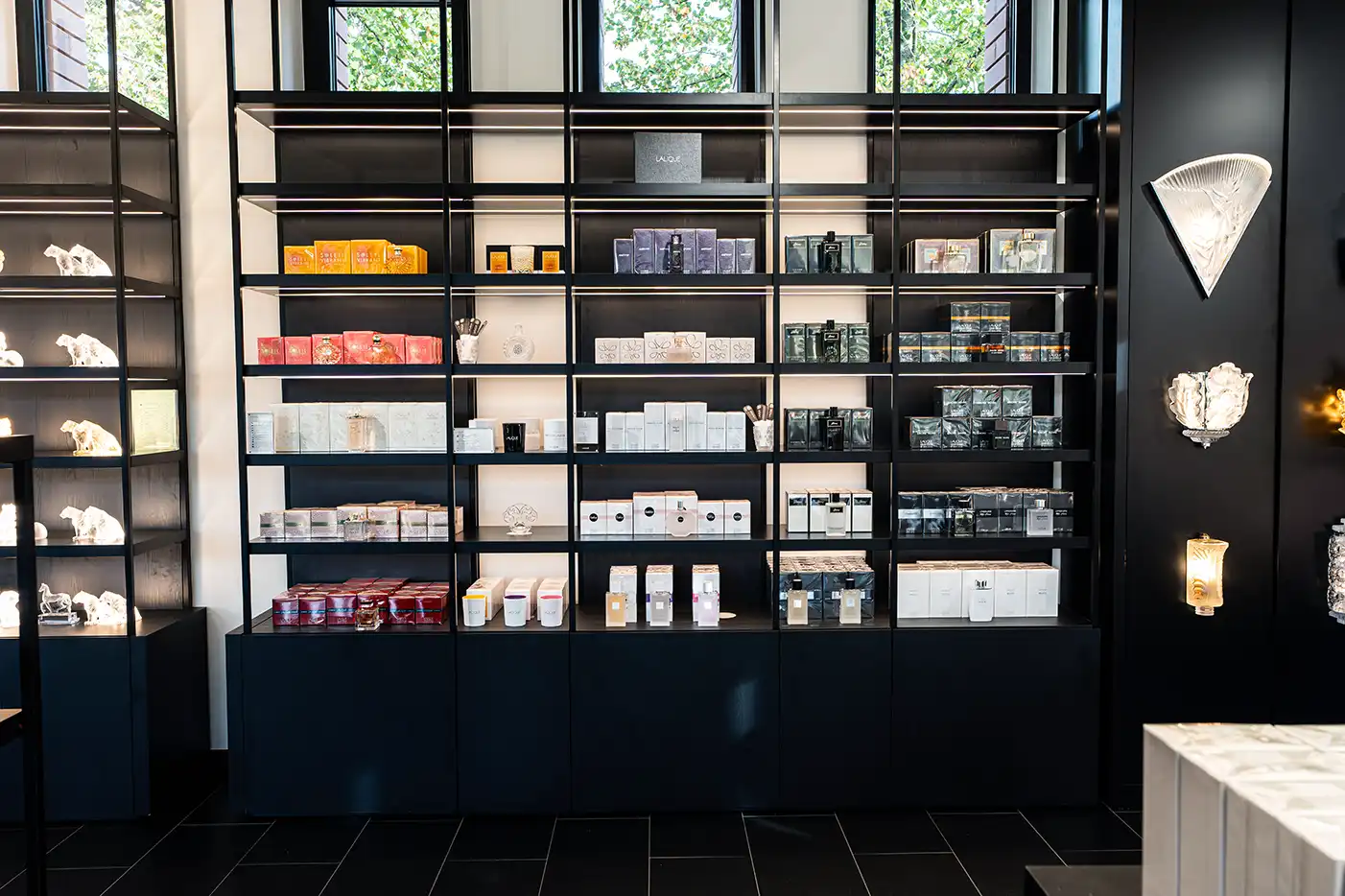 Photo immobilier montrant des étagères dans une boutique de luxe