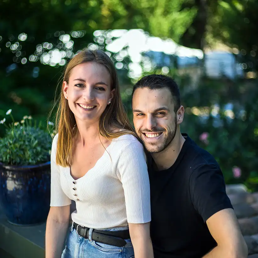 Portrait d'un couple assis en souriant