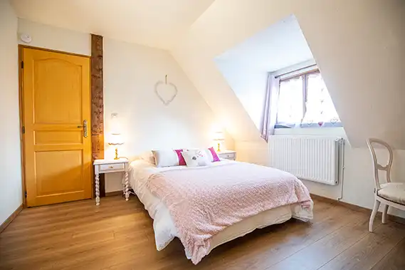 Photo immobilier montrant un grand lit dans une chambre d'hôte