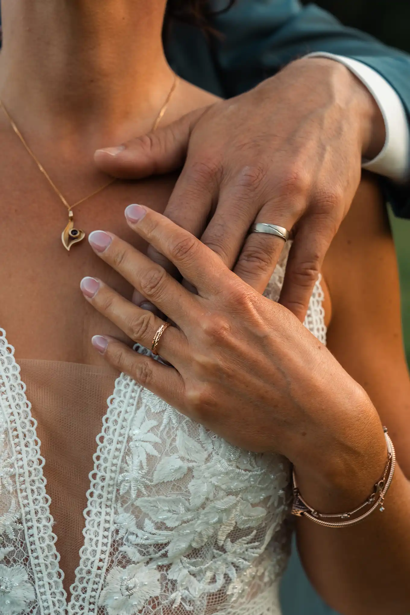Un couple de mariés