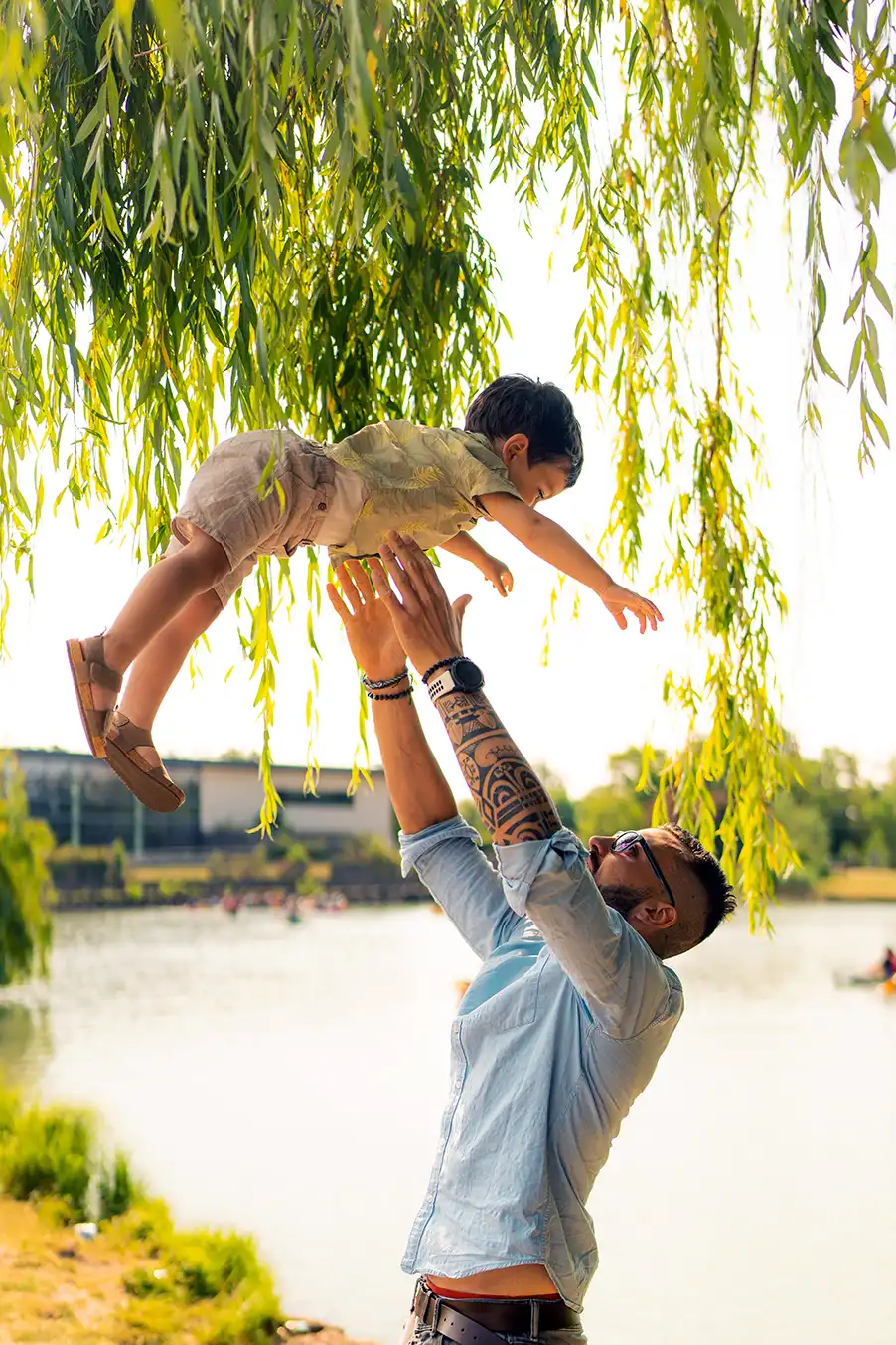 Photo de famille montrant un père lançant son fils dans les airs pour le rattraper 