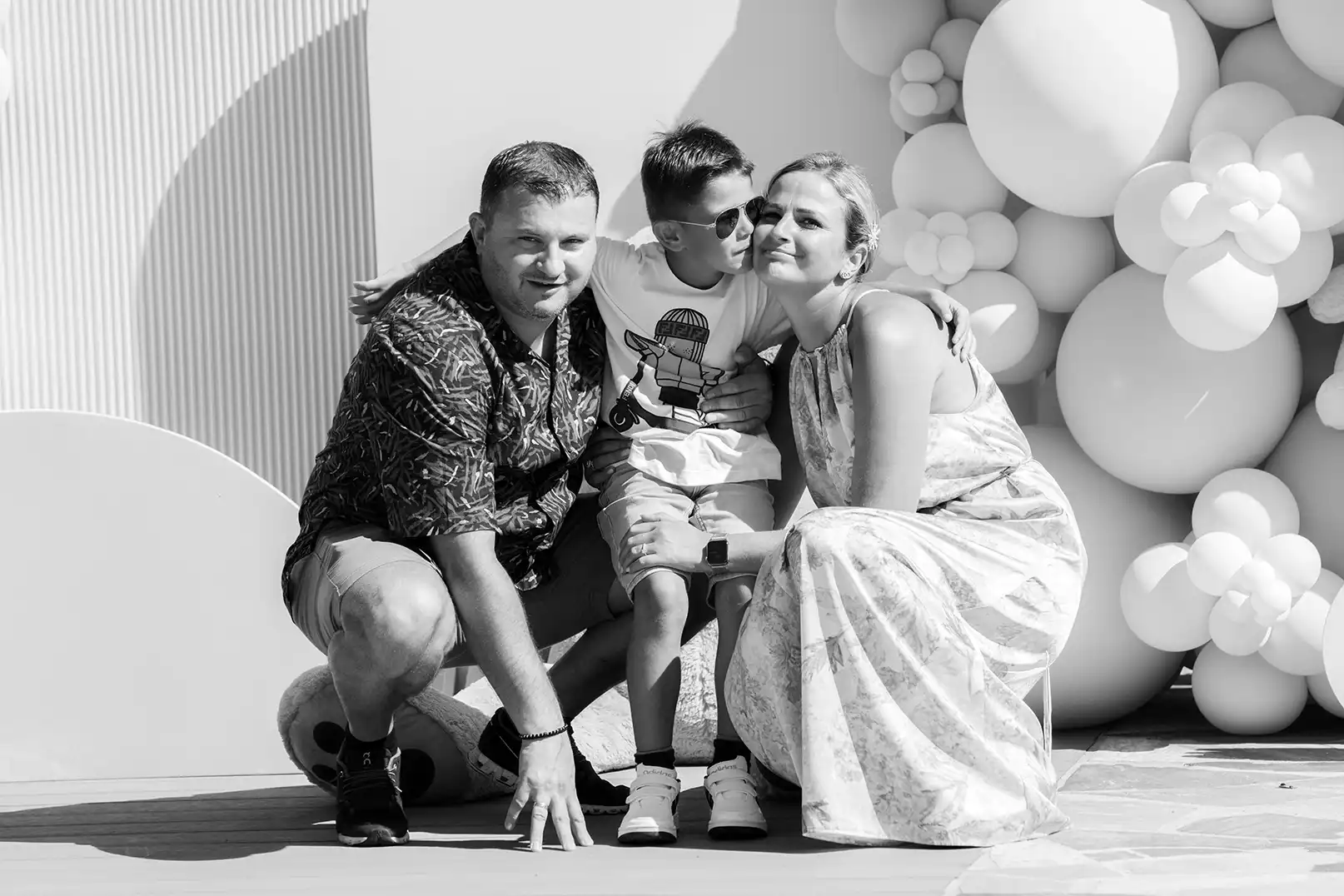 Photo de famille montrant des parents et leurs fils au milieu