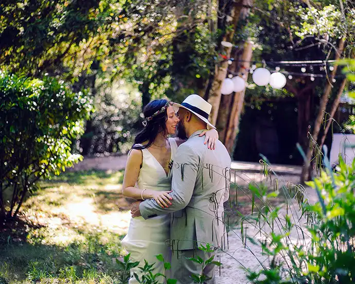 Un couple de mariés