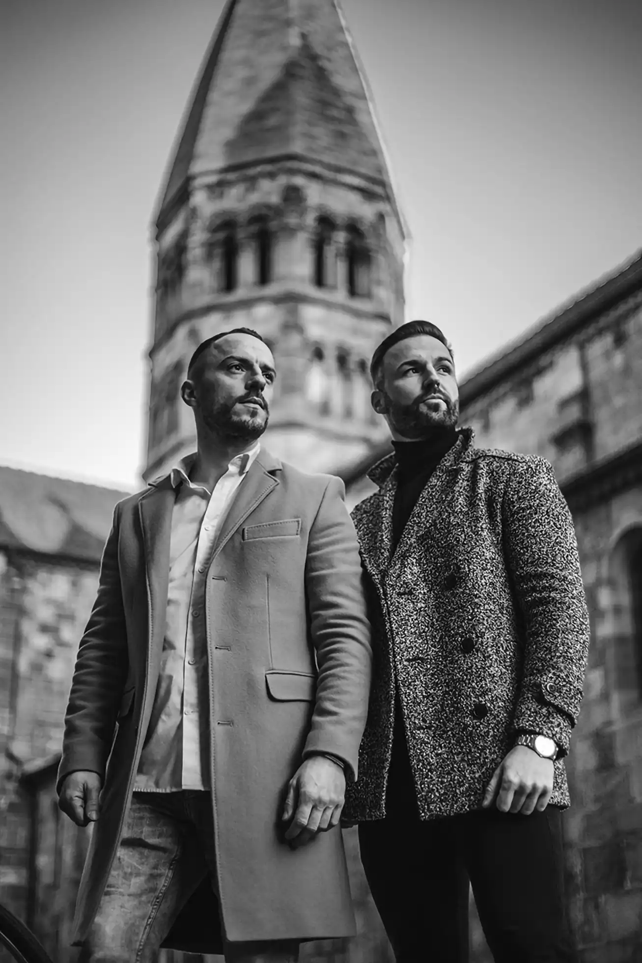Photo de famille montrant deux frères regardant dans la même direction. Derrière eux, on voit une grande église