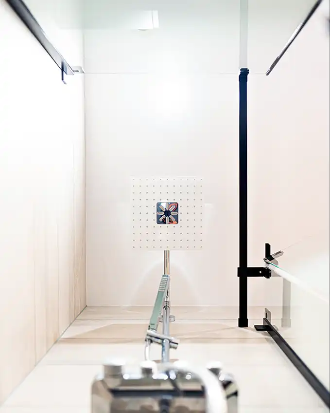 Photo immobilière montrant une douche 
