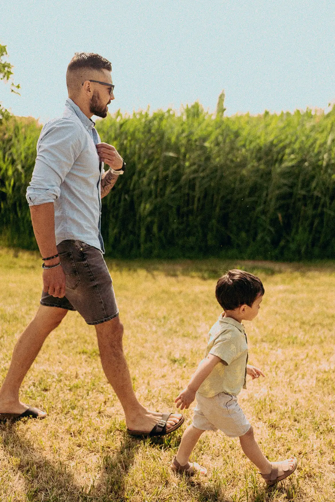Photo de famille montrant un père marchant derrière son fils