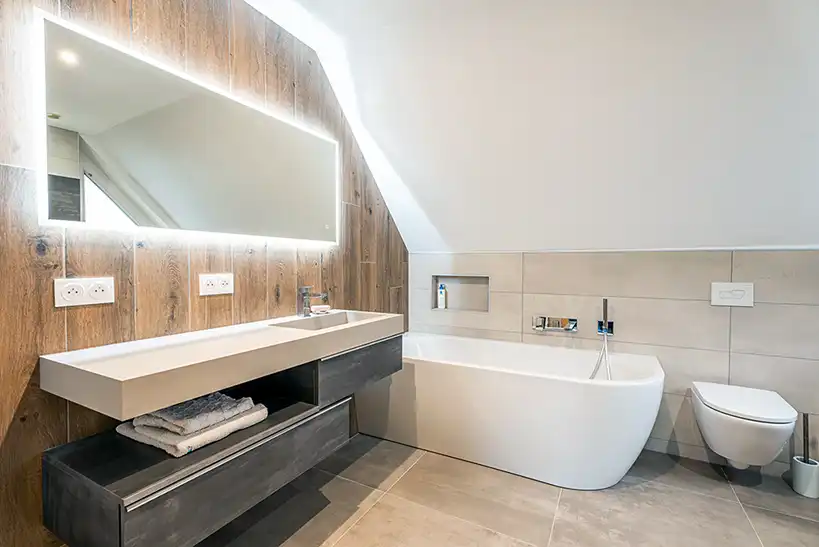 Photo immobilière montrant une salle de bain avec une grande vasque, un miroir et une baignoire