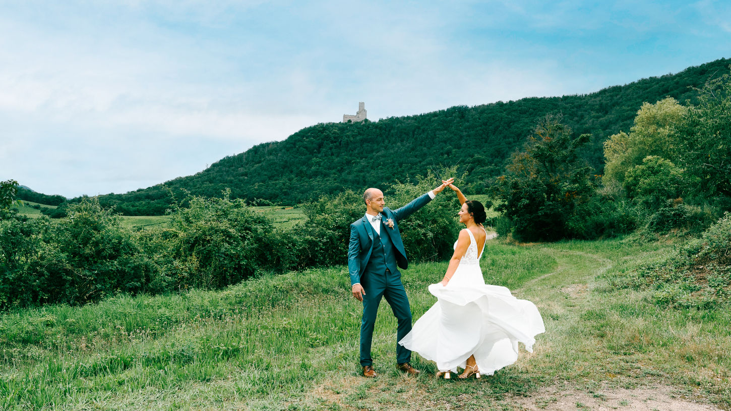 Photographe de mariage en Alsace – couple de mariés dansant lors d'une séance couple