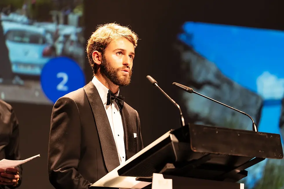 Photographe professionnel en Alsace - reportage photo d'un homme fesant un discours