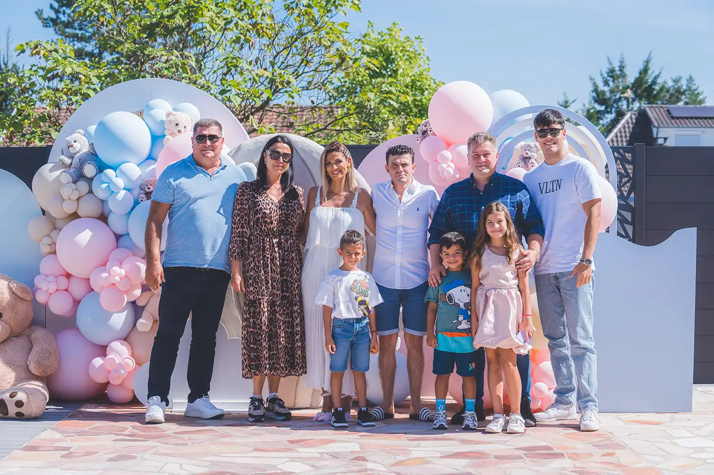 Photo de famille montrant toute une famille devant une décoration
