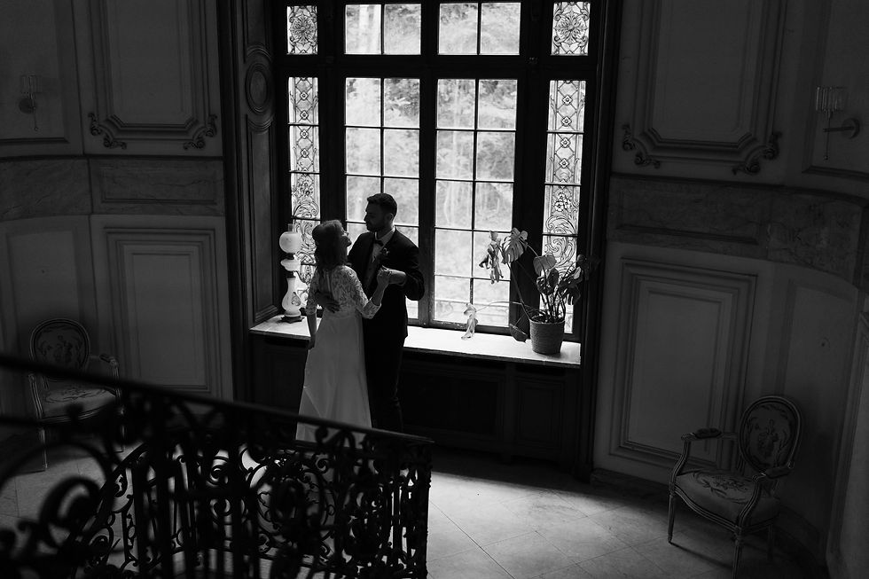 Photographe de mariage en Alsace – couple de mariés s'enlaçant lors d’une séance couple 