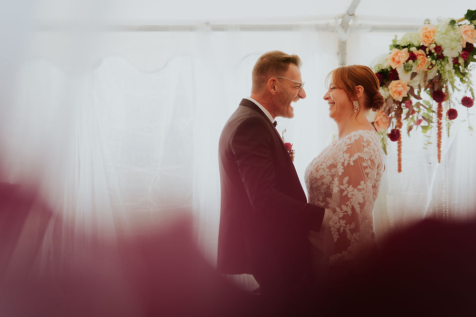 Photographe de mariage en Alsace – mariés se tenant heureux lors de la cérémonie