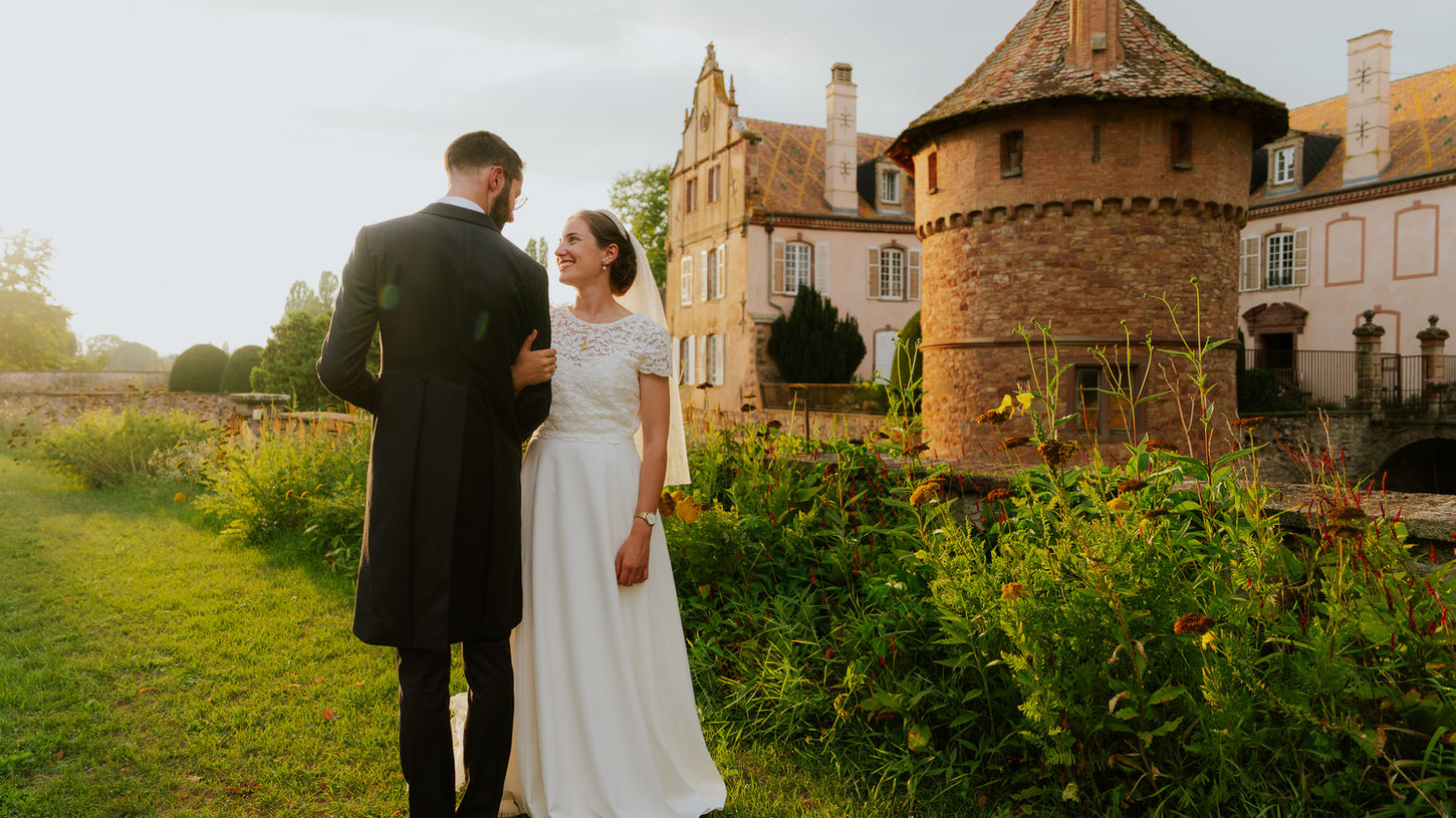 Photographe de mariage en Alsace – couple de mariés s'enlaçant lors d'une séance couple