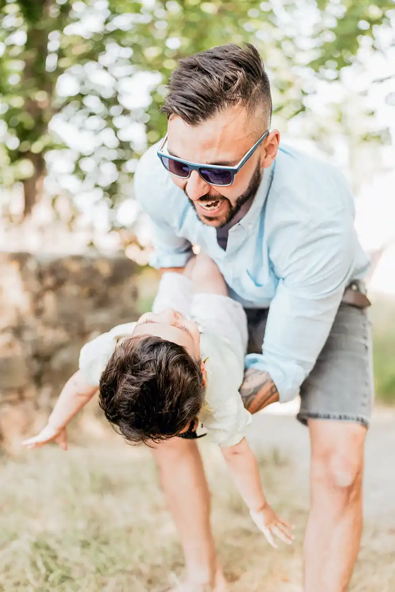 Photo de famille montrant un père portant son fils vers l'avant