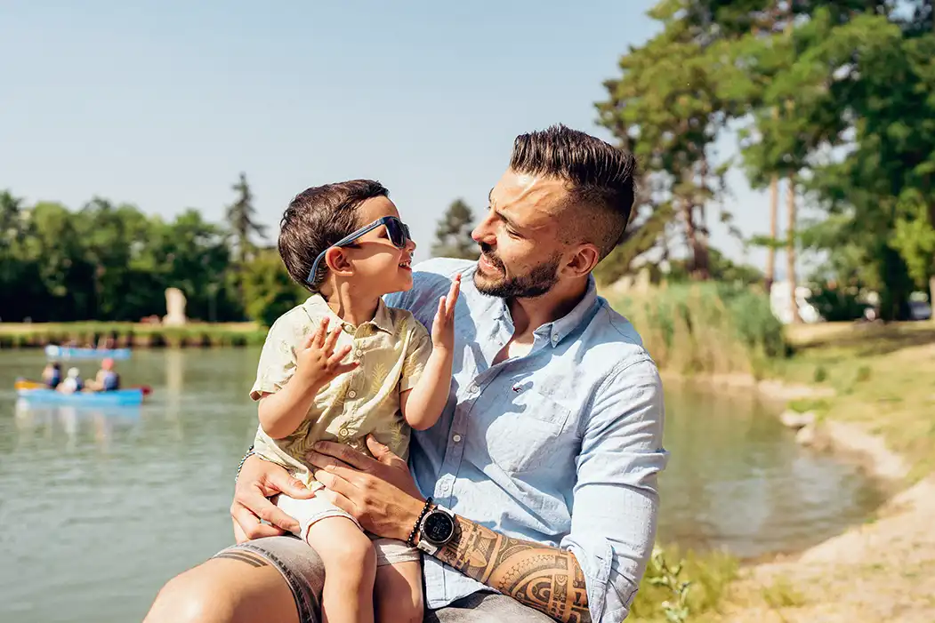 Photo de famille montrant un père portant son fils sur son genou