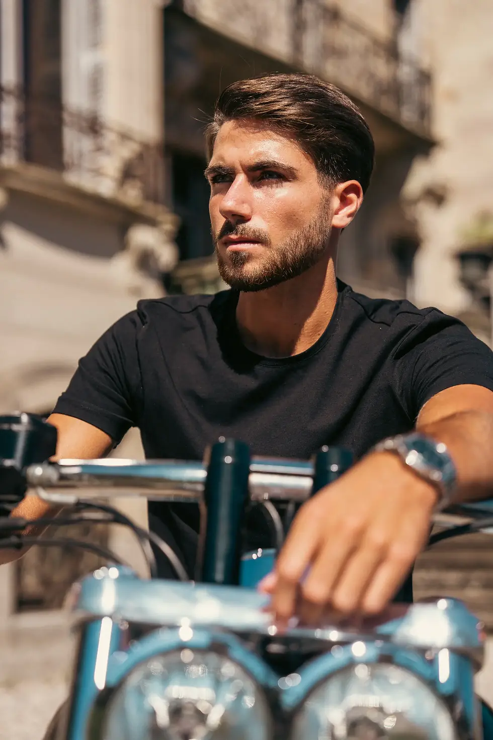 Photographe professionnel en Alsace - portrait d'un homme et sa moto