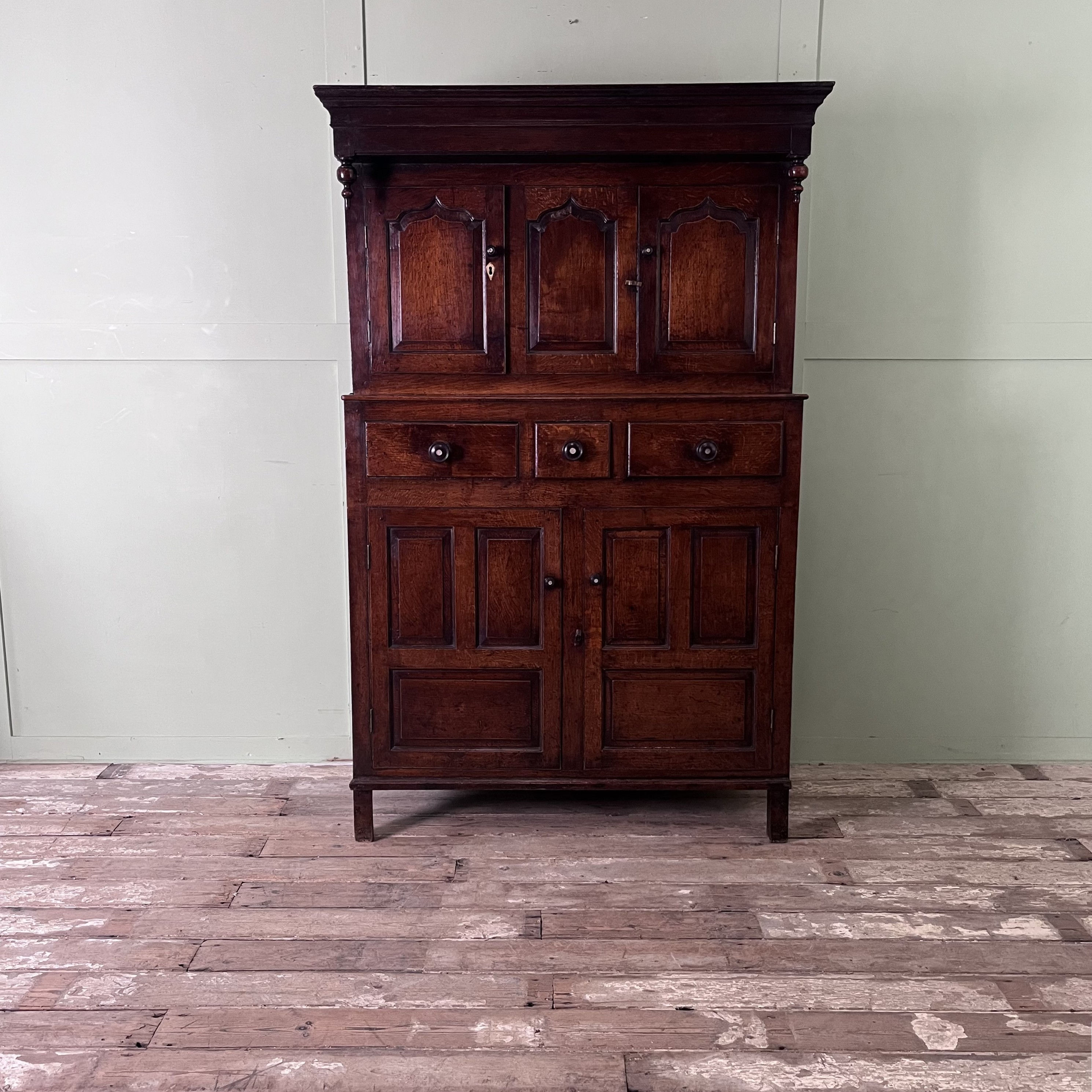 Antique Welsh Oak Cwpwrdd Deuddarn C.1800, oak cupboard, kitchen dresser