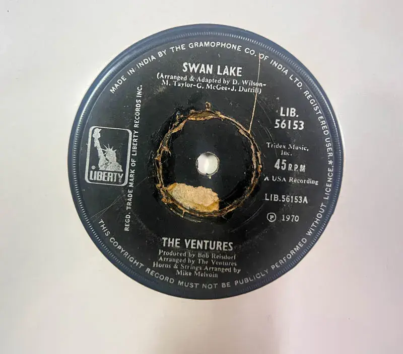 The Ventures Vinyl Record EP 45 rpm- English Songs - LIP 56153 - Image 2