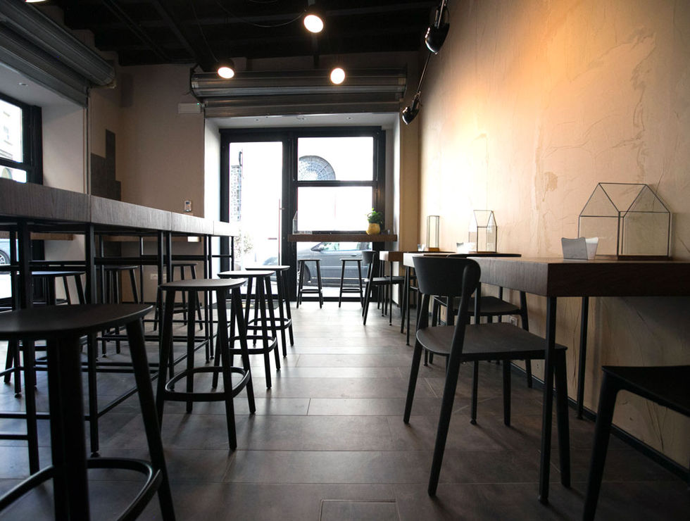 caffetteria tostato - brescia - arredi in ferro e legno - lampade flos