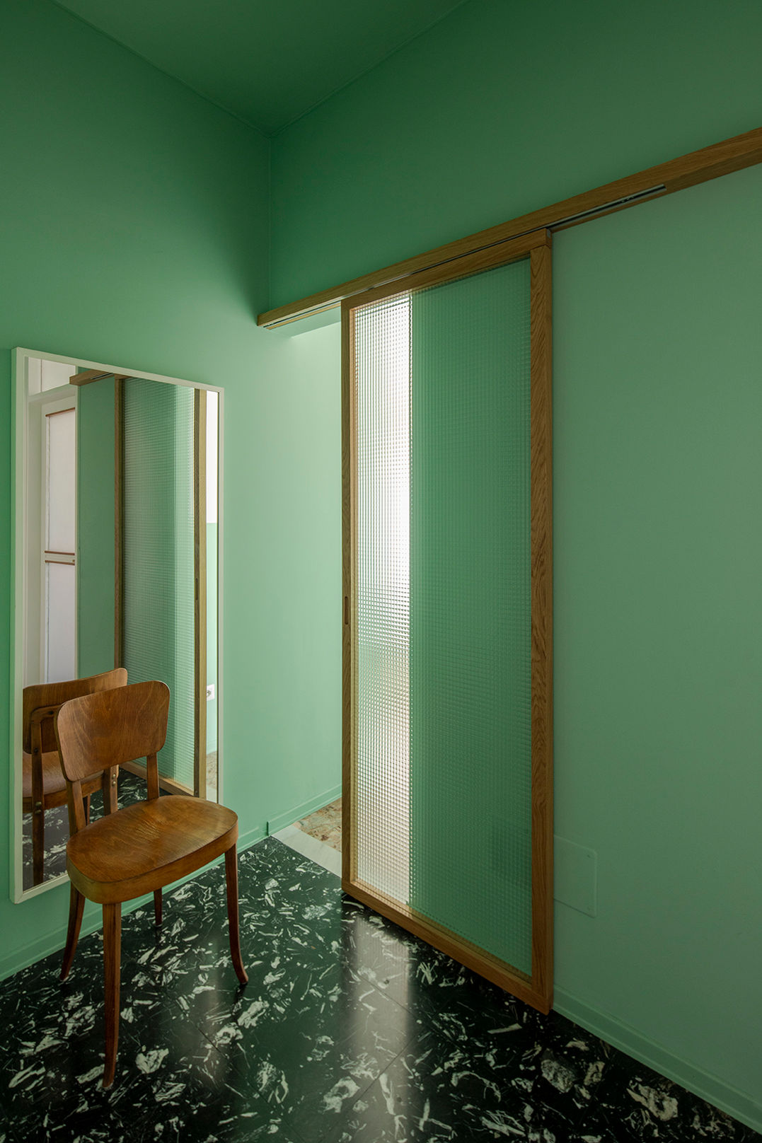 dettaglio porta scorrevole in legno e vetro