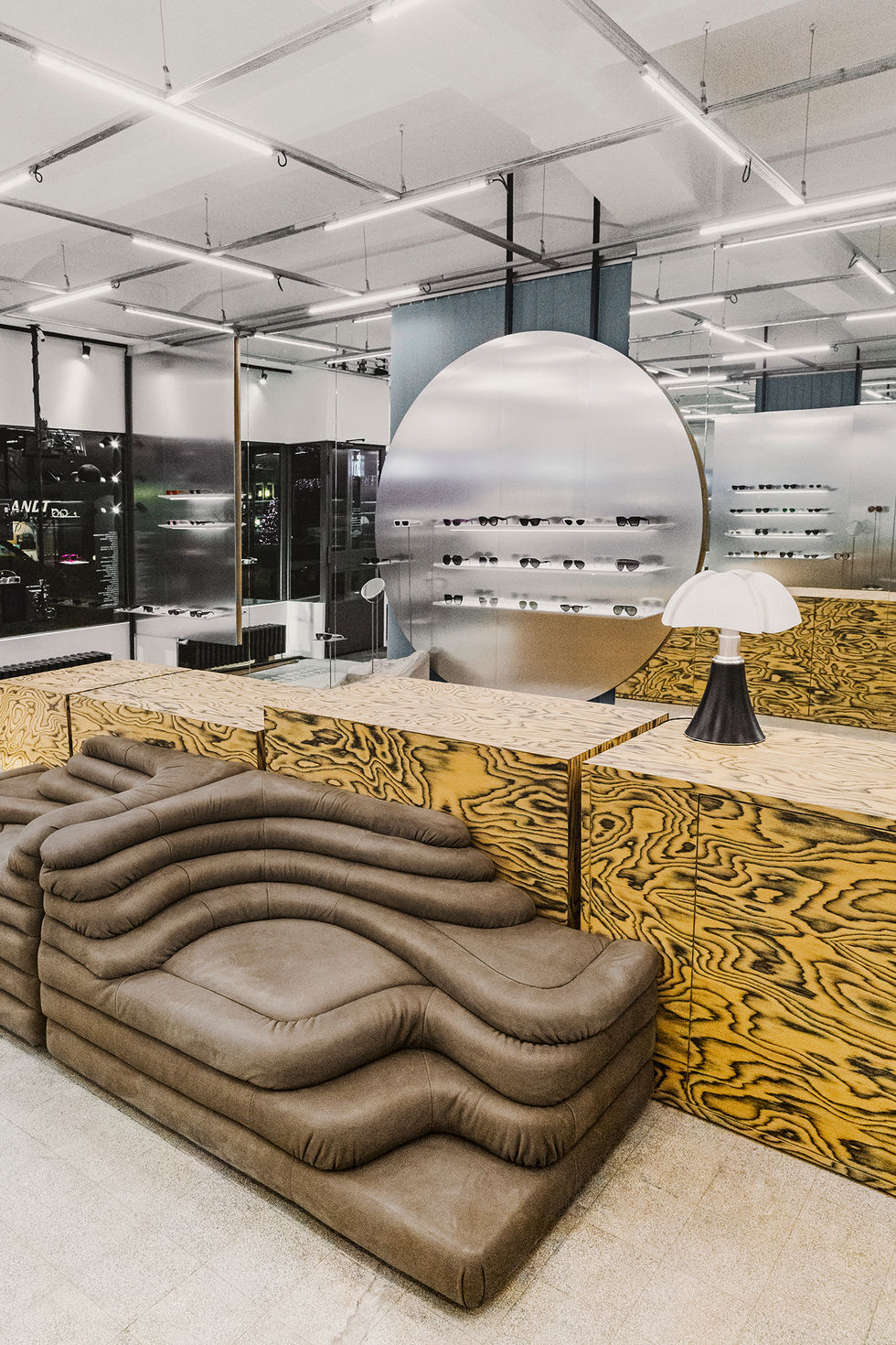 indice cortina dampezzo - negozio di occhiali - laminato abet ettore sottsas - riflessioni - paesaggi interni