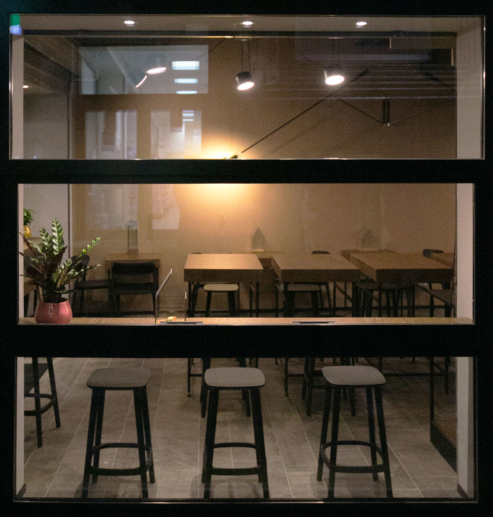 caffetteria tostato - brescia - arredi in ferro e legno - lampade flos