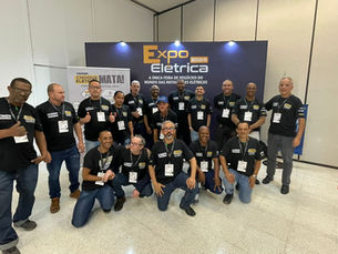 Entrega das primeiras carteirinhas e certificados do curso da Carteirinha Digital do Eletricista ABNT marca presença na Expo Elétrica 2025
