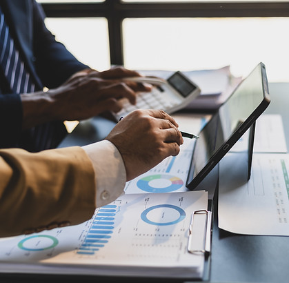 businessmen-meeting-discuss-financial-advisors-audit-accounting-analyzing-financial-figure