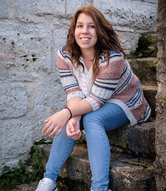 Bild von Autorin Romy Terrell, während sie auf der Treppe sitzt.