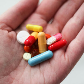 💊 Médicaments et santé bucco-dentaire : quels traitements affectent vos dents et vos gencives