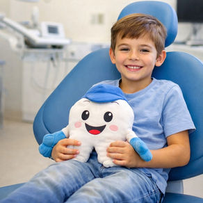 Enfant assis sur le fauteuil dentaire, cabinet dentiste Coye-la-Forêt