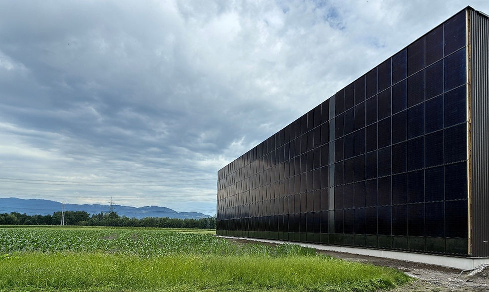 Un edificio che genera energia – soluzione di facciata integrata con moduli fotovoltaici