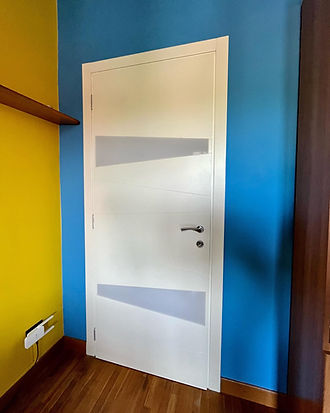 Porta bianca ad inserti triangolari vetro