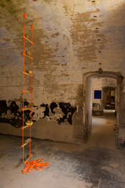 Echelle, bois, corde, grès, or, 550 cm, 2022. Fort de Saint-Héribert.